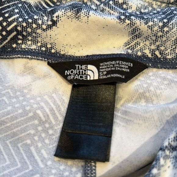 THE NORTH FACE NAVY/BLUE/WHITE PRINT TNF ON THE GO GYM CAPRI LEGGINGS. Small - Picture 4 of 4